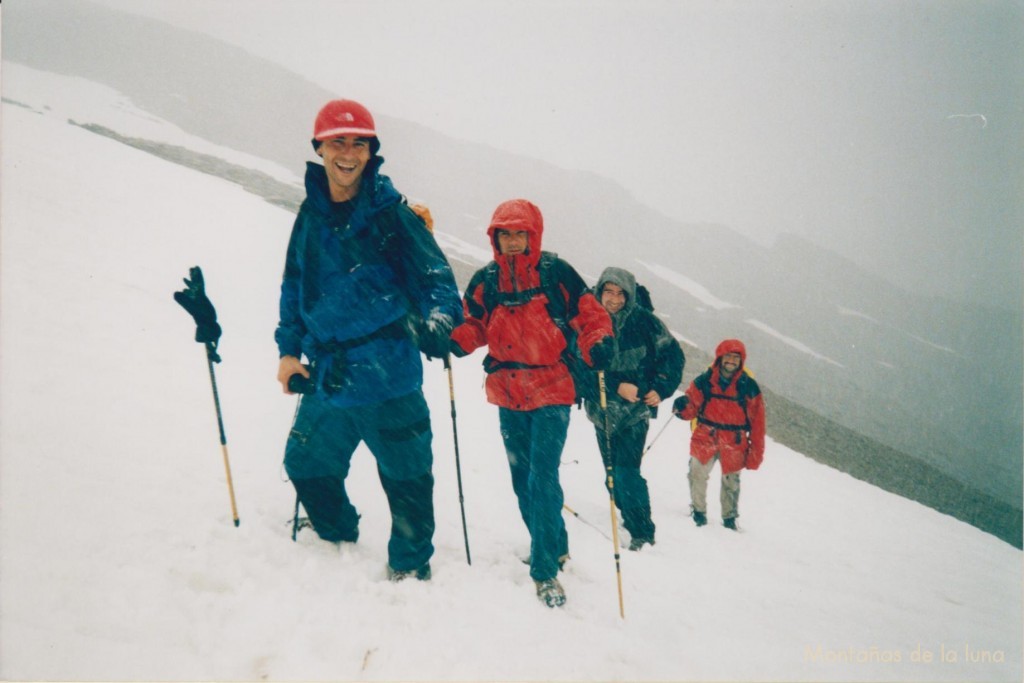 Delante Jesús Andújar, Quique, Joaquín y Jesús Santana subiendo al Couple CHeget Peak, cuando comienza a nevar